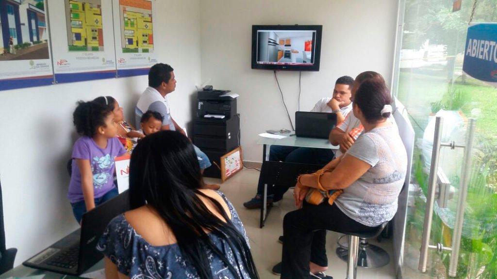 Navarro en contacto con los futuros propietarios